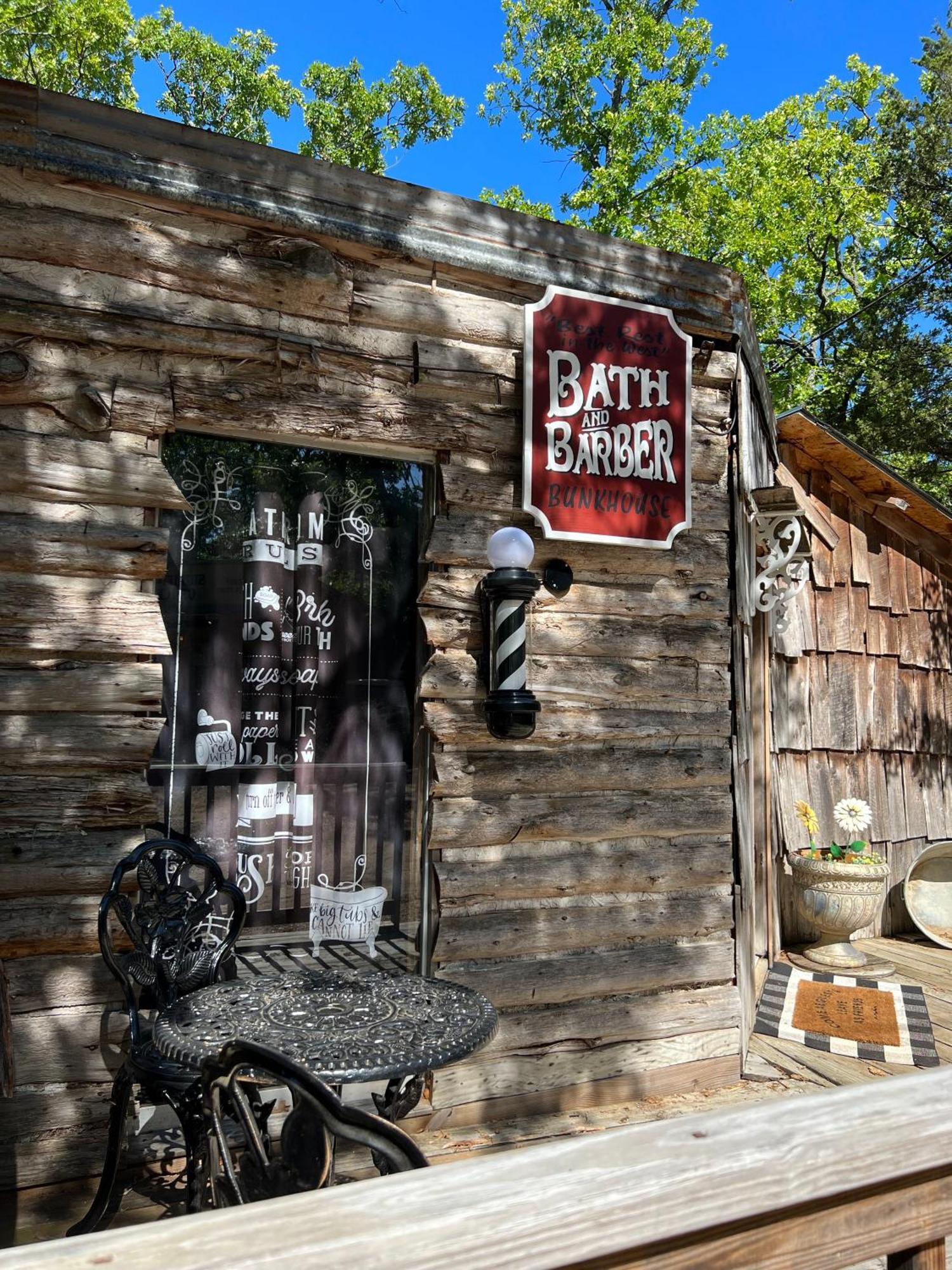 Acorn Hideaways Canton Cozy Frontier Rm For 3 Full Bathtub Exterior photo